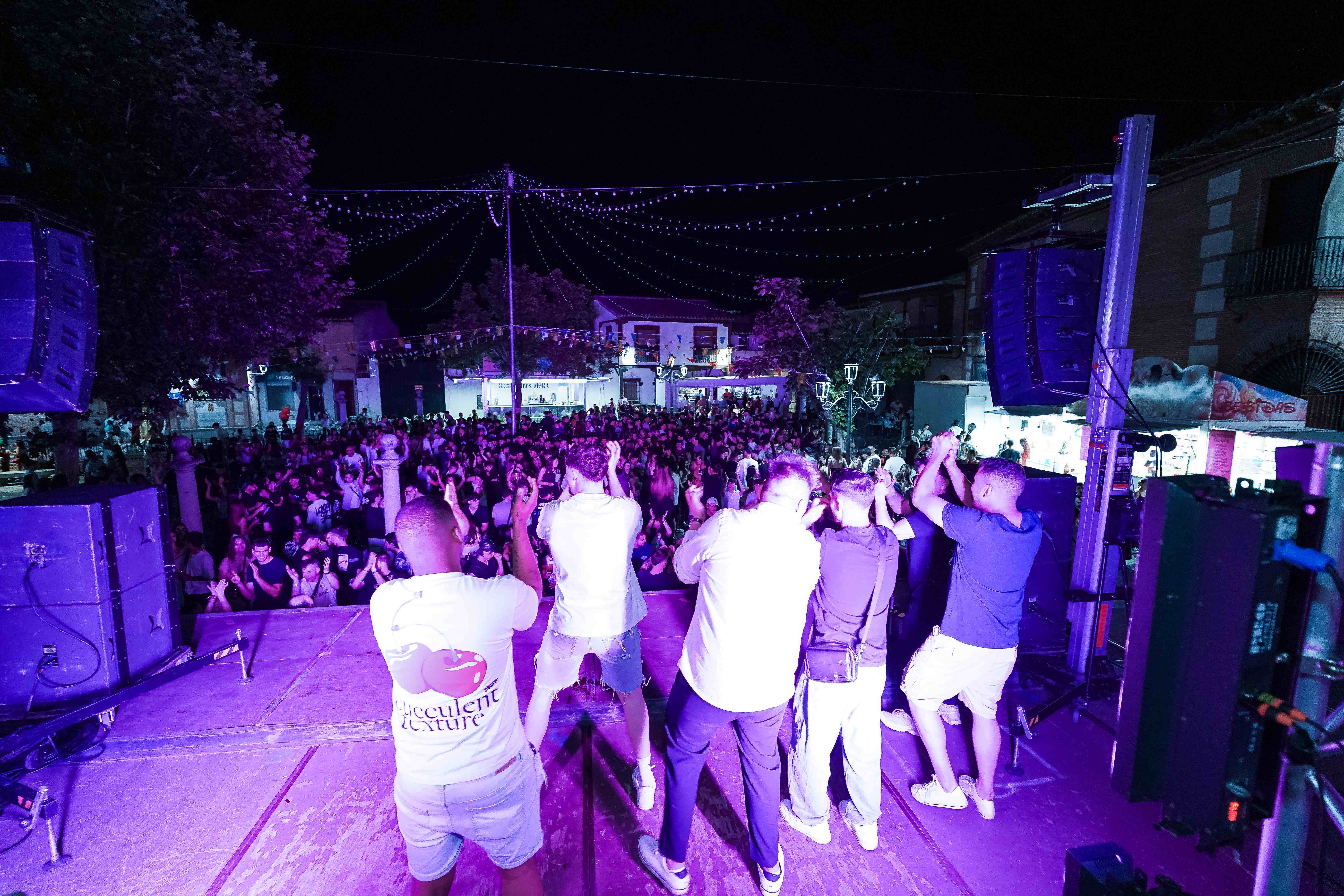DJ ADRII actuando en evento masivo con multitud